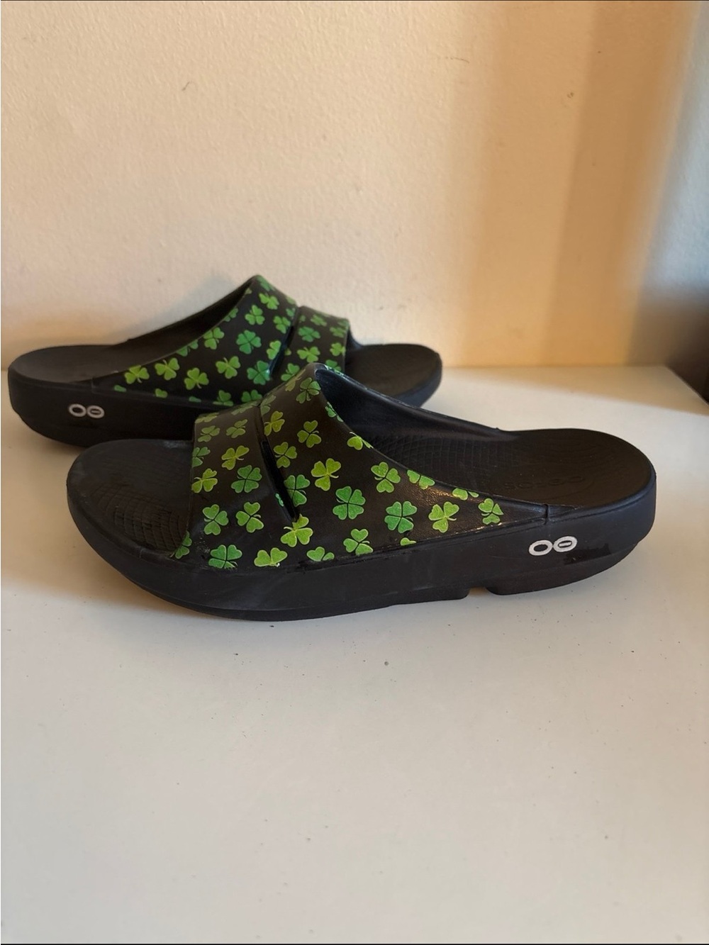 OOFOS Black Slide Sandals with Green Clover Print 7 women
